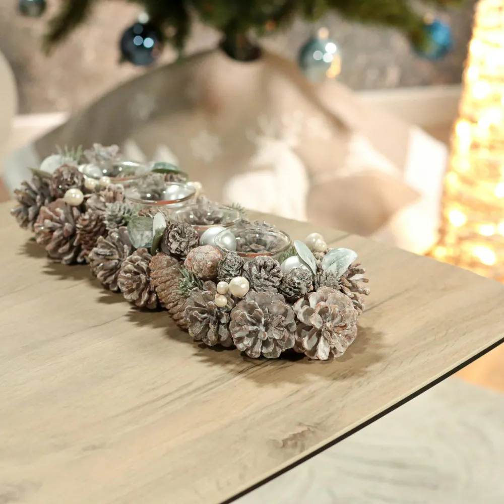 Décorations De Noël·Toute La Déco De Noël| Centre de table de Noël effet givré avec pommes de pin, baies et 4 bougeoirs en verre