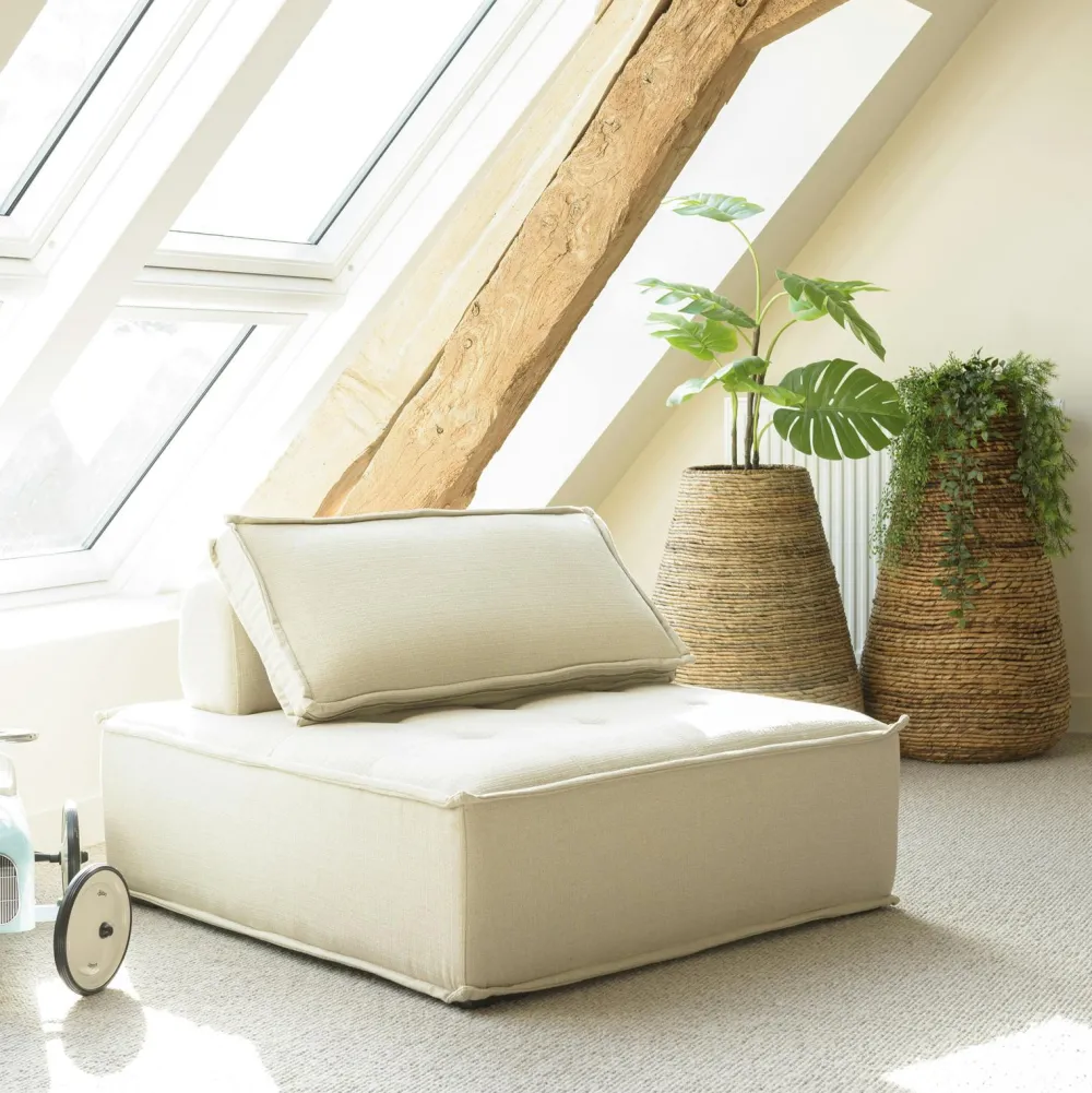 Univers Déco·Design Contemporain|Fauteuils En Tissu| Fauteuil chauffeuse tissu capitonné beige avec coussin